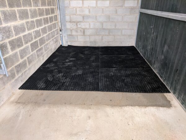 22mm hollow mats installed in a washbay giving a free flowing draining area that is comfy for the horse to stand on.